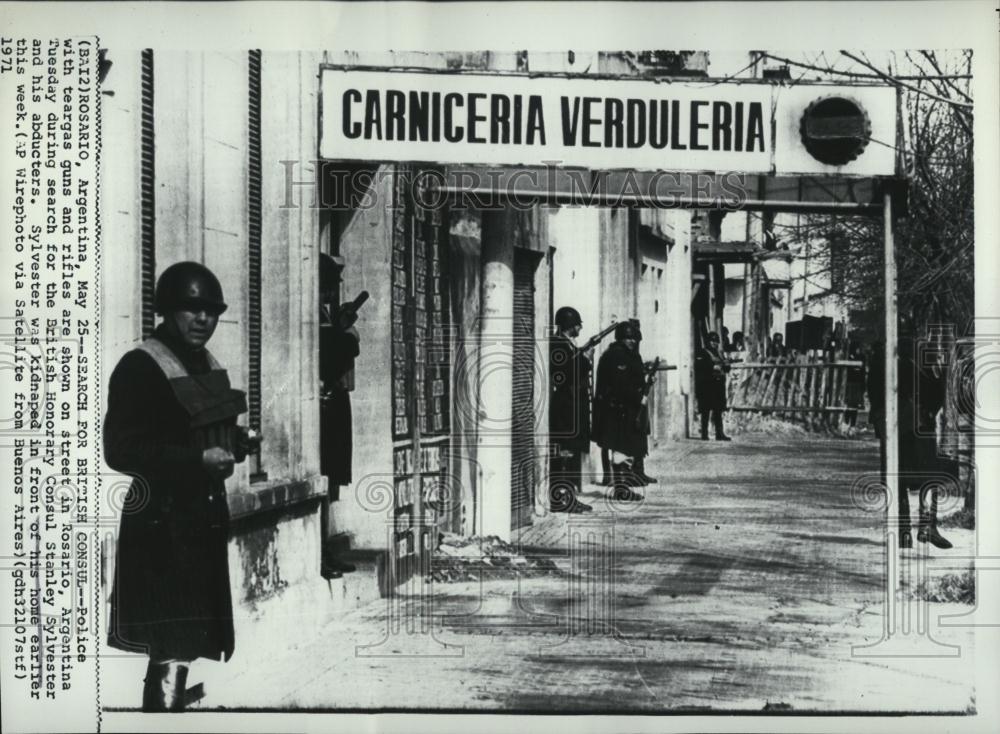 1971 Press Photo Police at consulate in Rosario, Argentina - RSL06727 - Historic Images