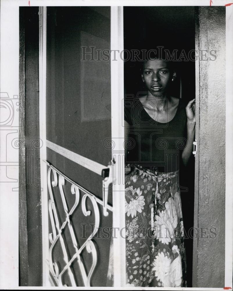 1980 Press Photo Mary Davis Standing At Front Entrance Of Her Apartment - Historic Images