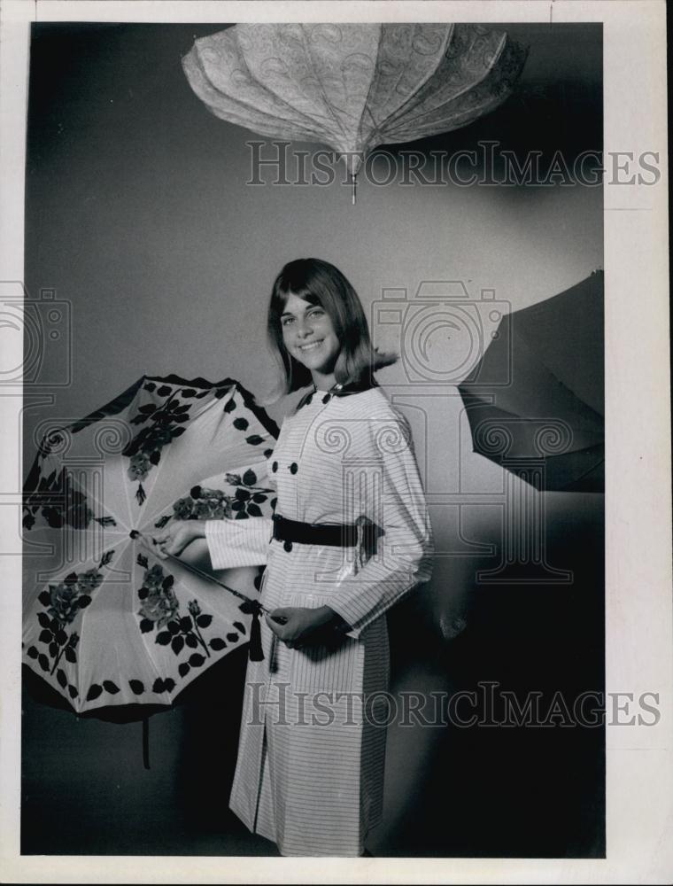 1967 Press Photo A Woman In A Navy And White Vinyl Rain Coat With A High Belt - Historic Images