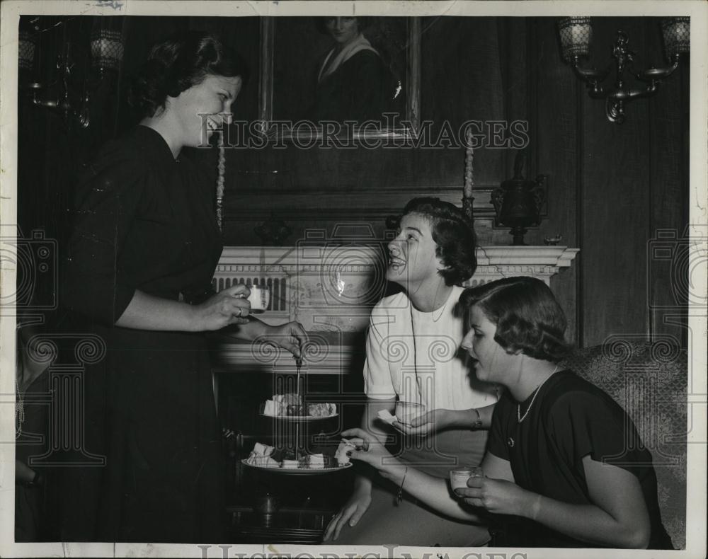 1949 Press Photo Allison Coolidge, Jeanie Eakers &amp; Joy Delano Stubbs - RSL07309 - Historic Images