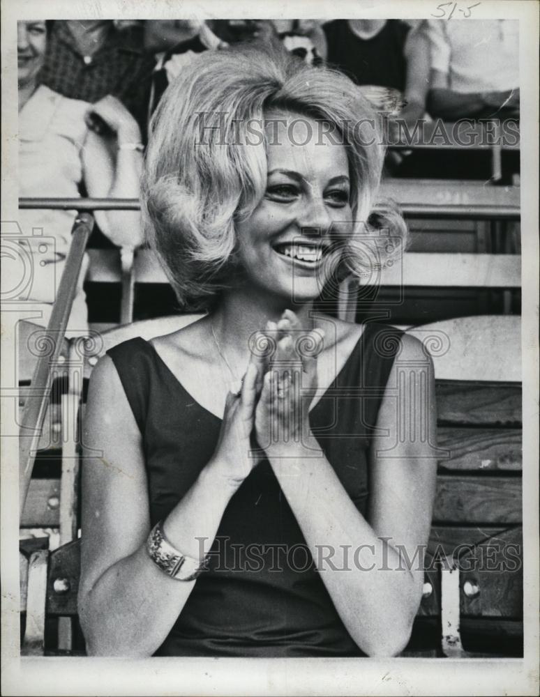 Press Photo Miss Minnesota Elizabeth Janie Carroll Clapping Baseball Game - Historic Images