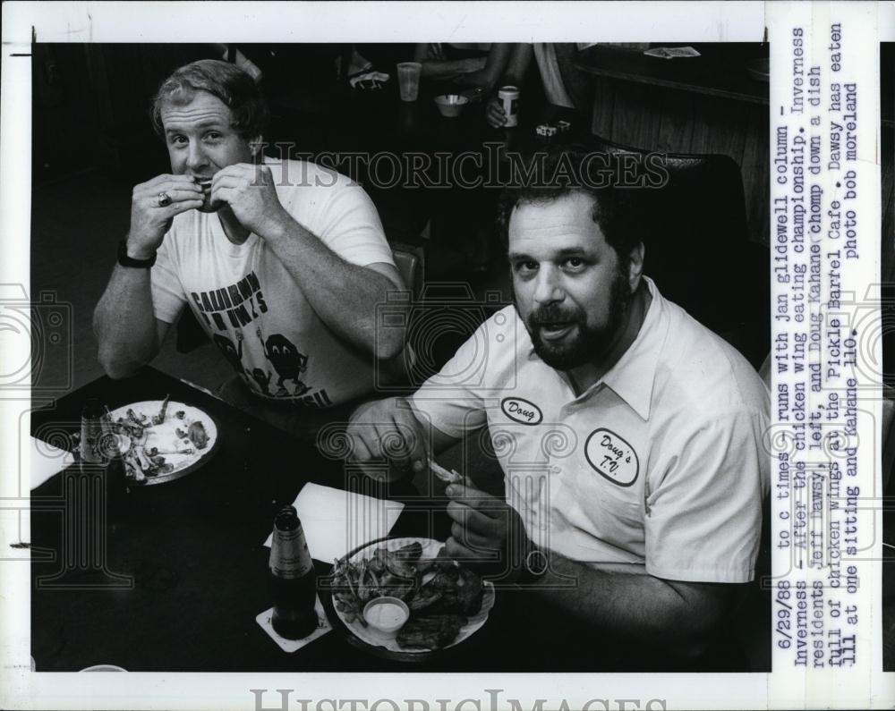 1988 Press Photo Jeff Dawsy and Doug Kahane eating at Pickle Barrel Cafe - Historic Images