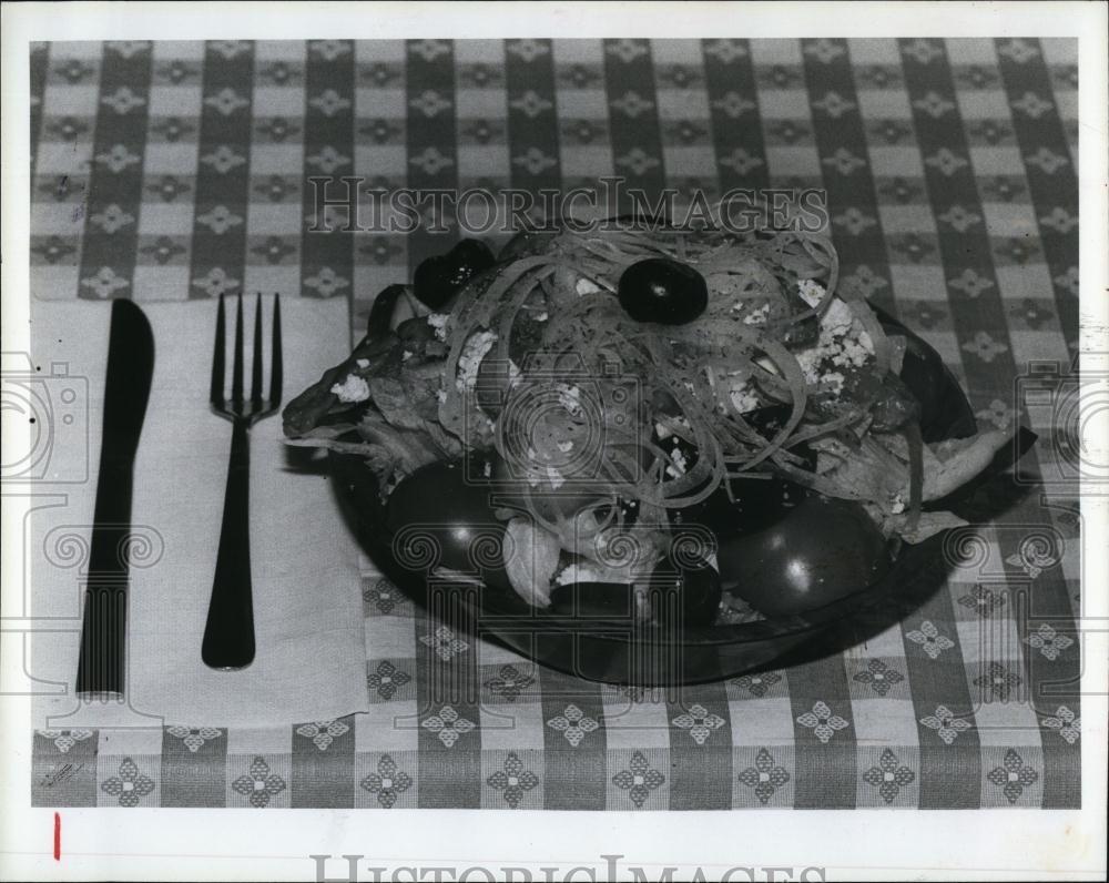 1992 Press Photo salad from Petrodinos restaurant in Largo, FL - RSL99565 - Historic Images