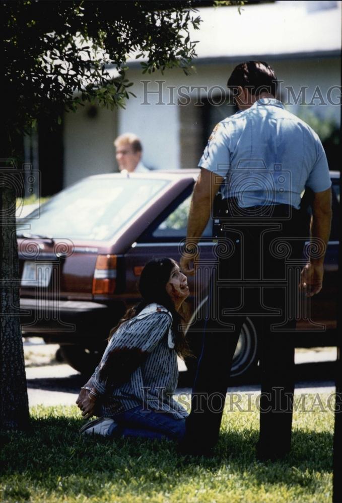 1991 Press Photo Dianna Sue Cardiff hurt bank robbery Tampa awaits aid accessory - Historic Images