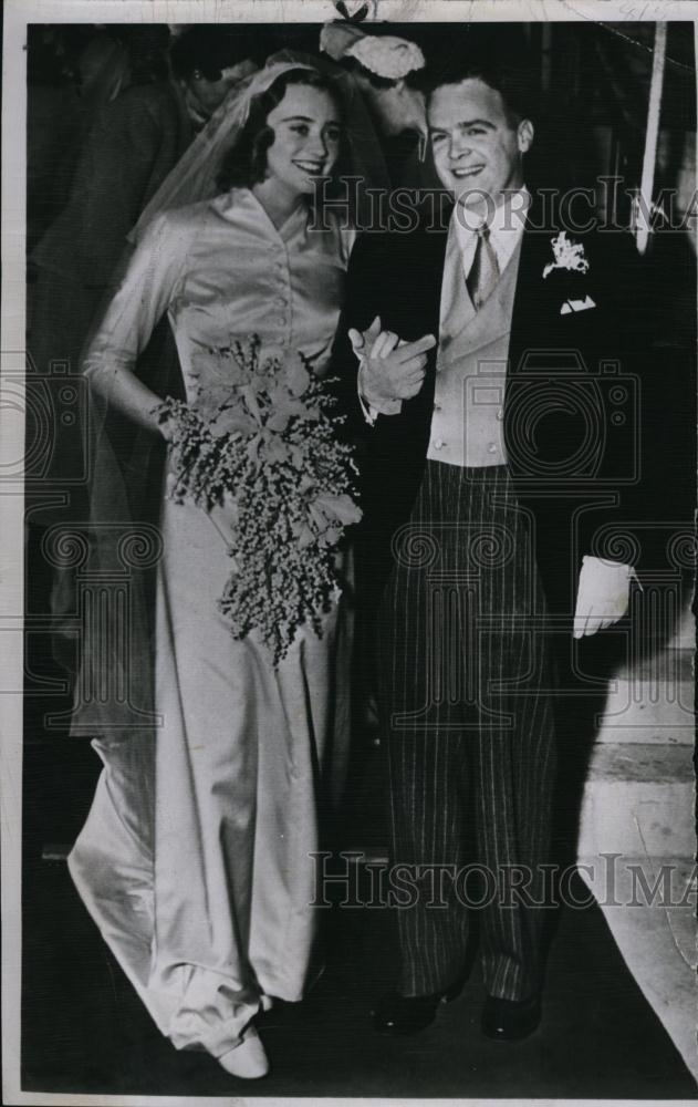 1950 Press Photo Marshall Field Jr & bride Kay Woodruff at their wedding - Historic Images
