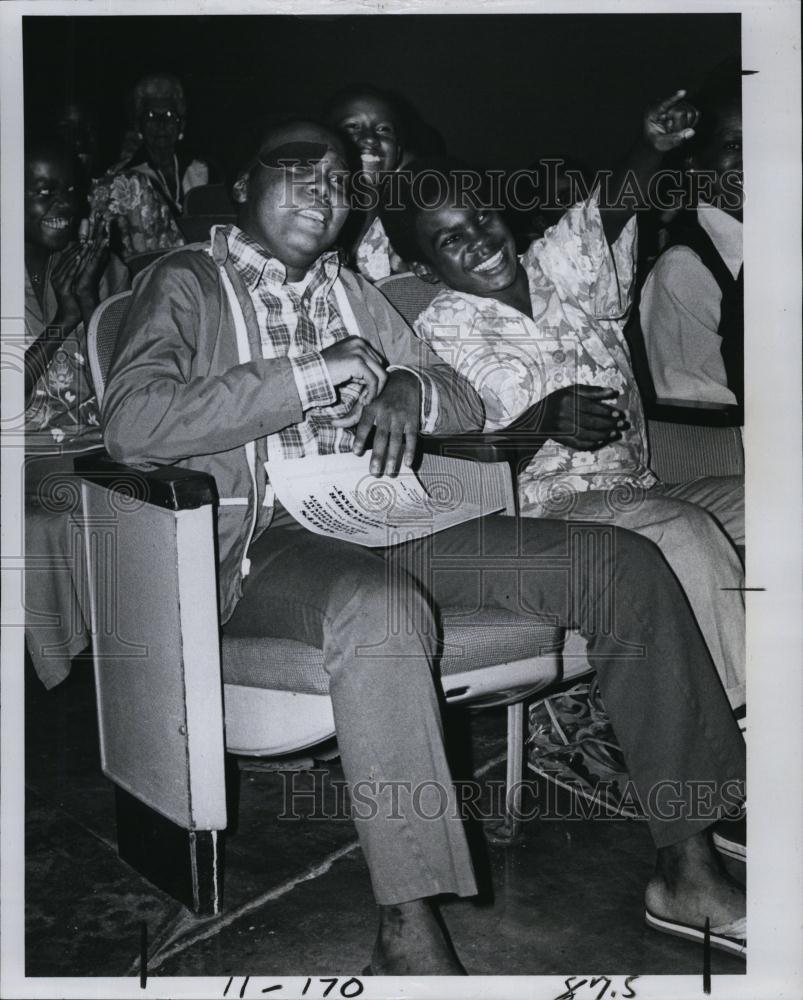 1978 Press Photo Simon Barrett &amp; friens Stanley Johnson at Bayfront center - Historic Images