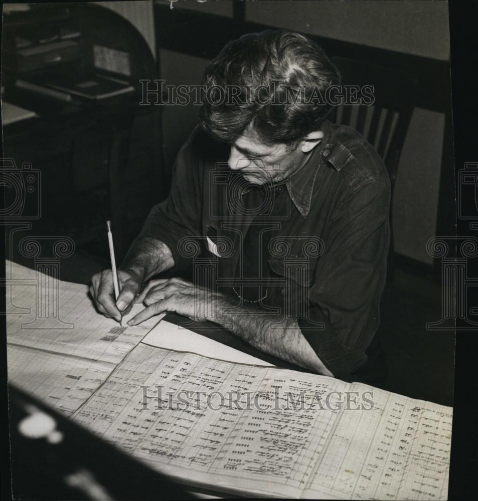 1941 Press Photo G Robinson Makes Notes In Ledger - RSL92669 - Historic Images