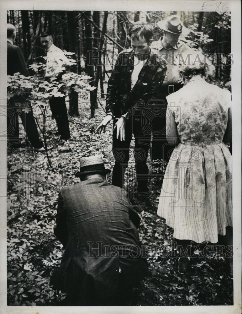 1965 Press Photo Ellen Gamache Murder Reenactment Suspect Paul Smith With Police - Historic Images