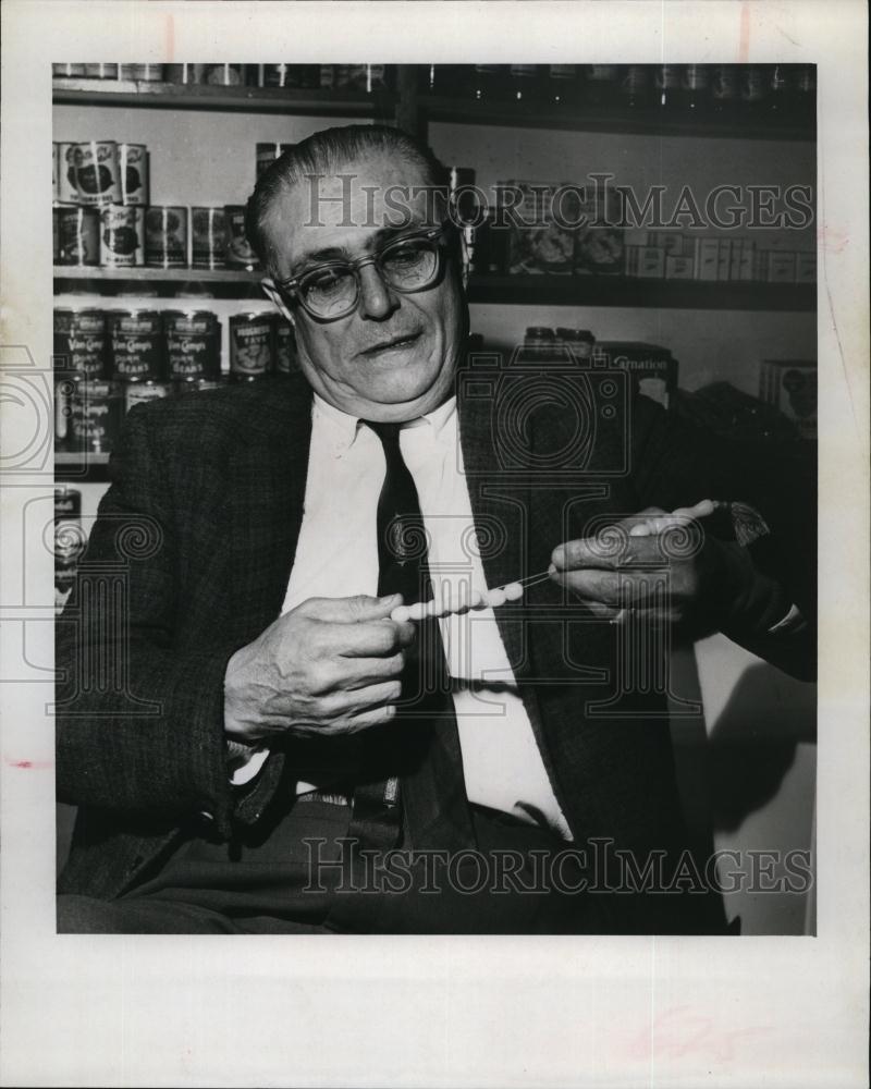 1964 Press Photo George Pappas Stops Smoking Using Comboloi Beads, Greek - Historic Images