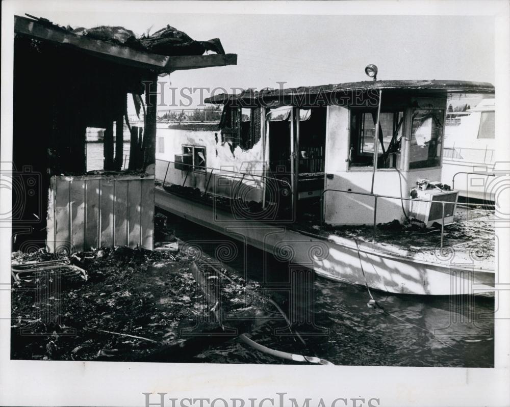 1981 Press Photo Homemade Houseboat Fire, Blind Pass Marina, David Heady - Historic Images