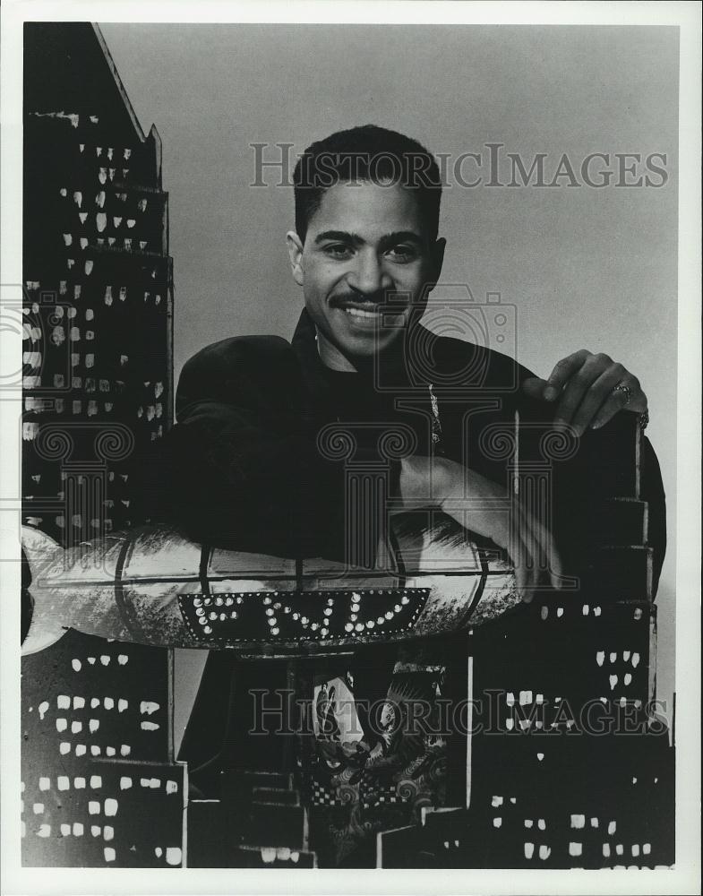 1992 Press Photo Darryl Bell Host Friday Night Videos Actors - RSL41647 - Historic Images