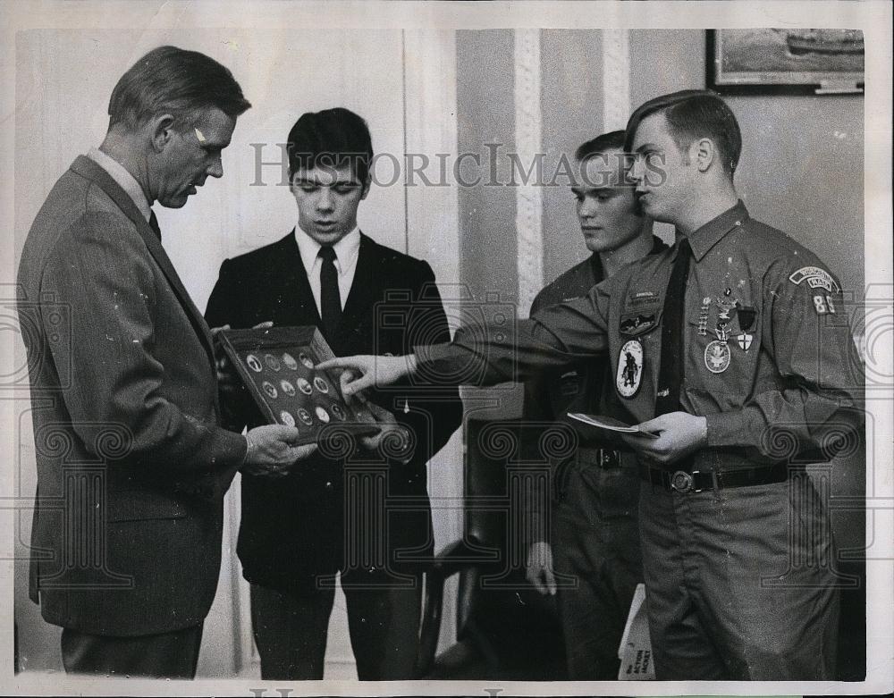 1970 Press Photo Governor Francis Sargent, Honor Scouts, Boy Scouts - RSL90423 - Historic Images