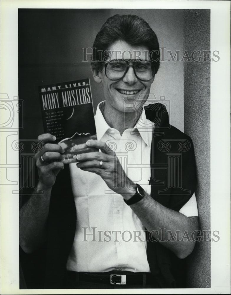 1988 Press Photo Dr Brian Weiss Coplay Plaza Hotel - RSL43467 - Historic Images