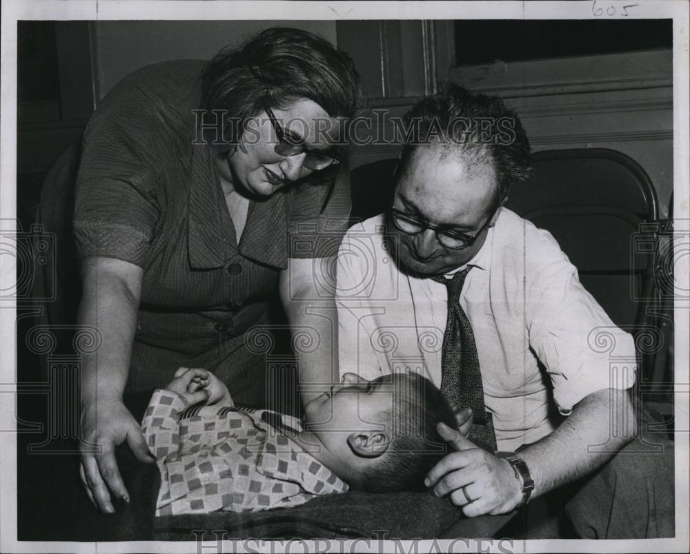 1959 Press Photo Mr & Mrs Irving Hunter & son David, fire victims in Boston - Historic Images