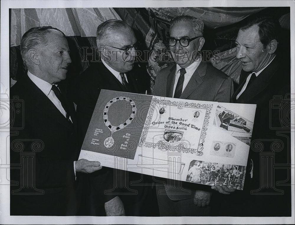 1969 Press Photo V Michael Knight Deputy Minister Of Trade &amp; Industry - Historic Images