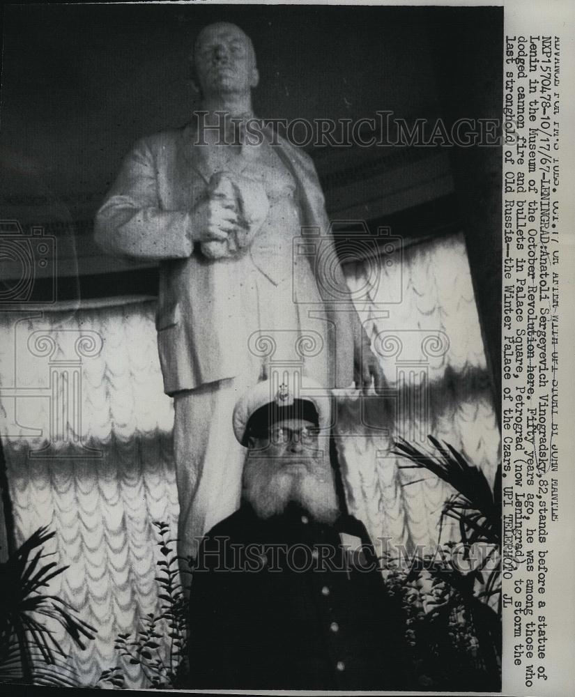 1967 Press Photo Anatoli Sergeyevich Vinogradsky stands before a statue of Lenin - Historic Images