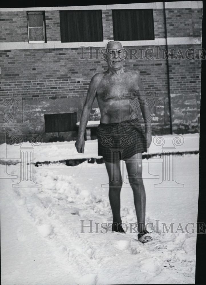 1964 Press Photo Bill Caruso Heads For Morning Dip At Age 77 RSL42711