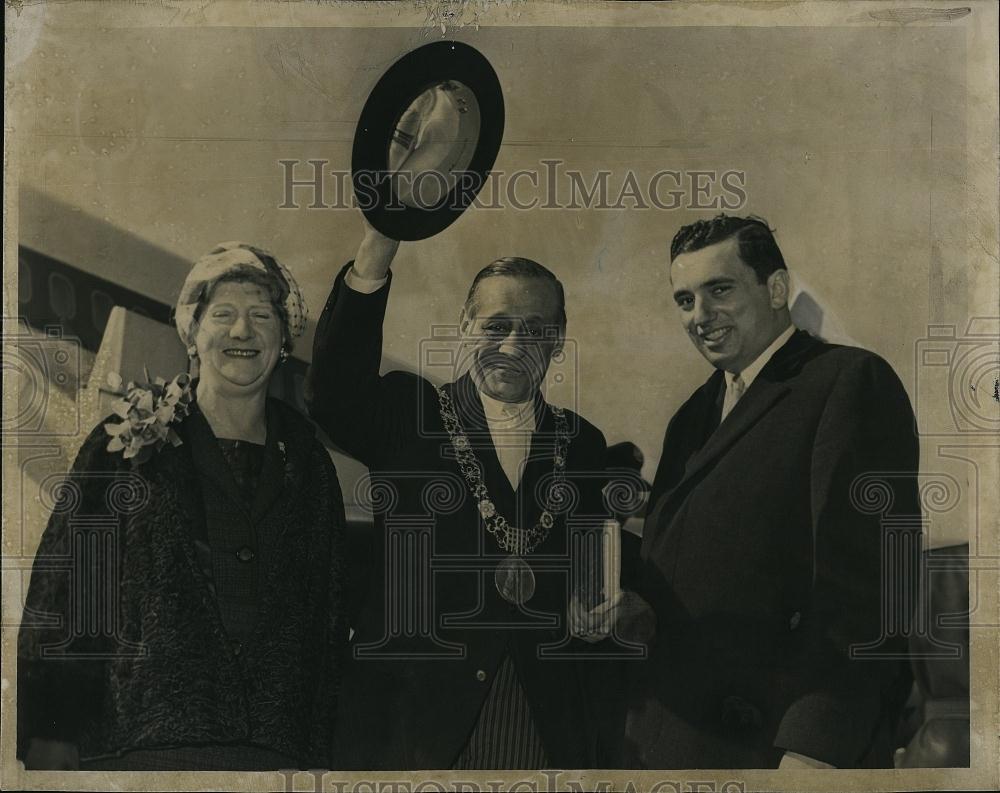 1962 Press Photo Lord Mayor of Dublin Robert Briscoe w/ wife & Bob Simone - Historic Images