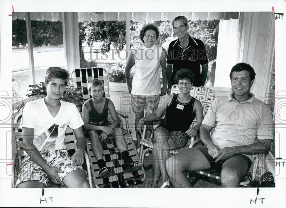 1990 Press Photo Herriet &amp; George Thiel with Zeleny Family from Czechoslavia - Historic Images