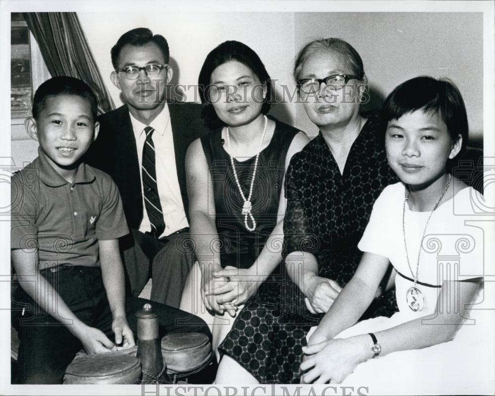 1968 Press Photo DrTing-Jui Ho, Florida State Univ Teacher posed with Family - Historic Images