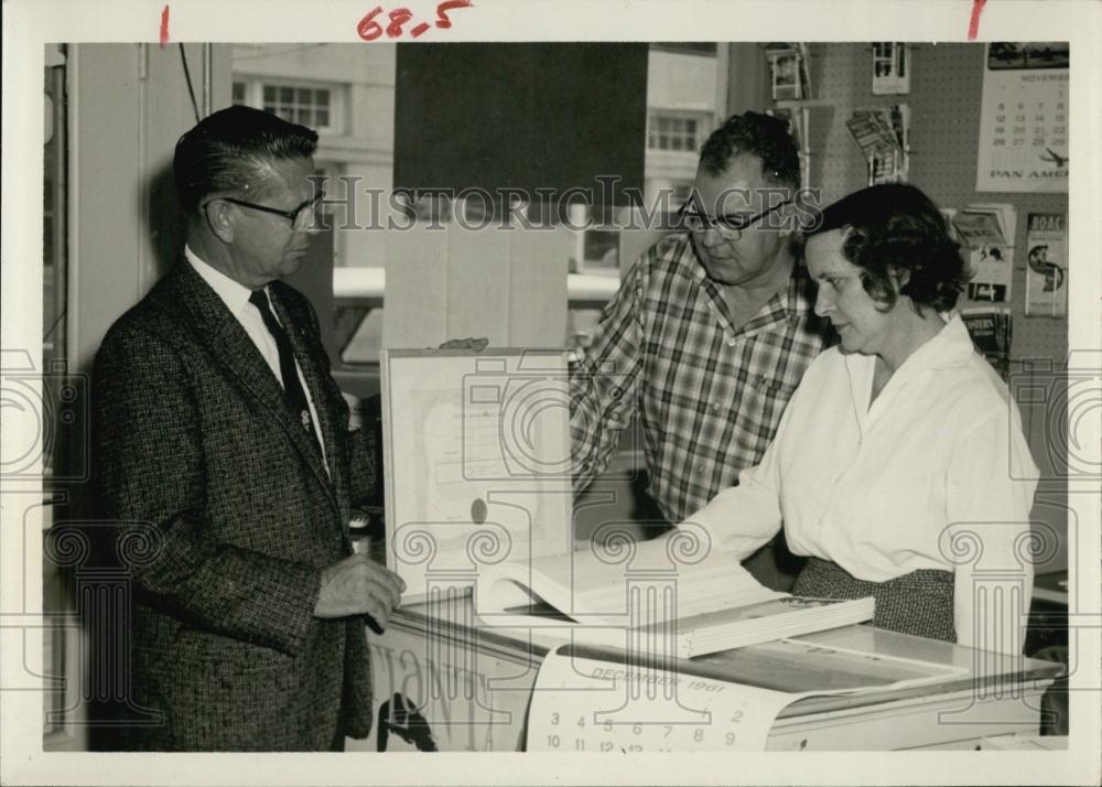 1961 Press Photo Pan American Airways appointment to Weiskopf Travel Agency - Historic Images