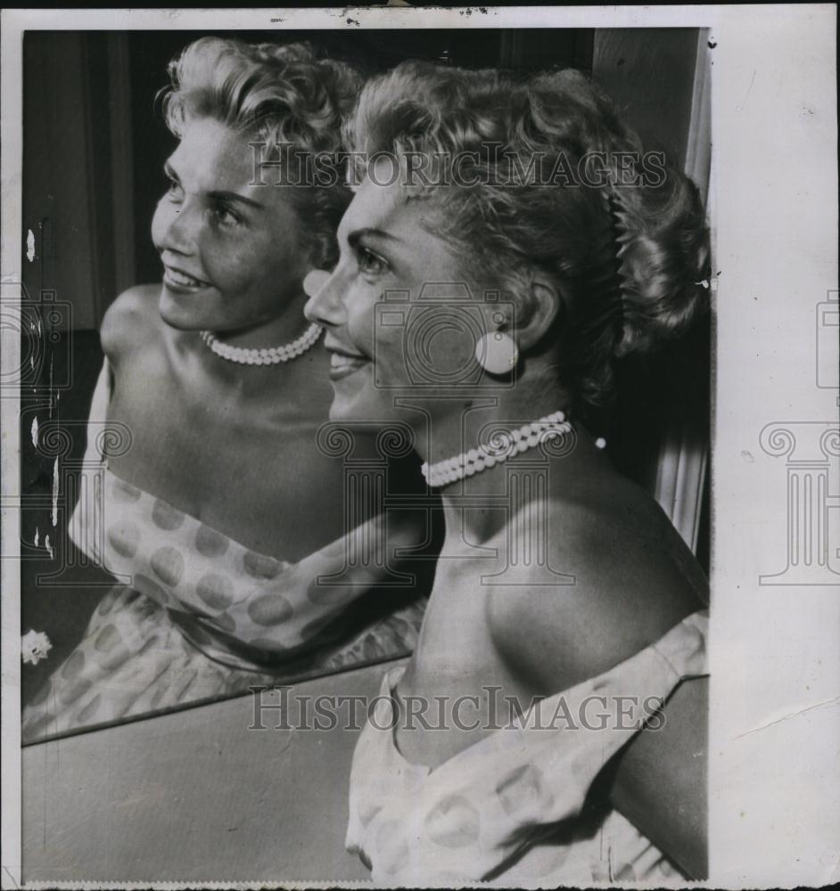 1958 Press Photo Sophie Sauer looking for Twin sister - RSL82419 - Historic Images