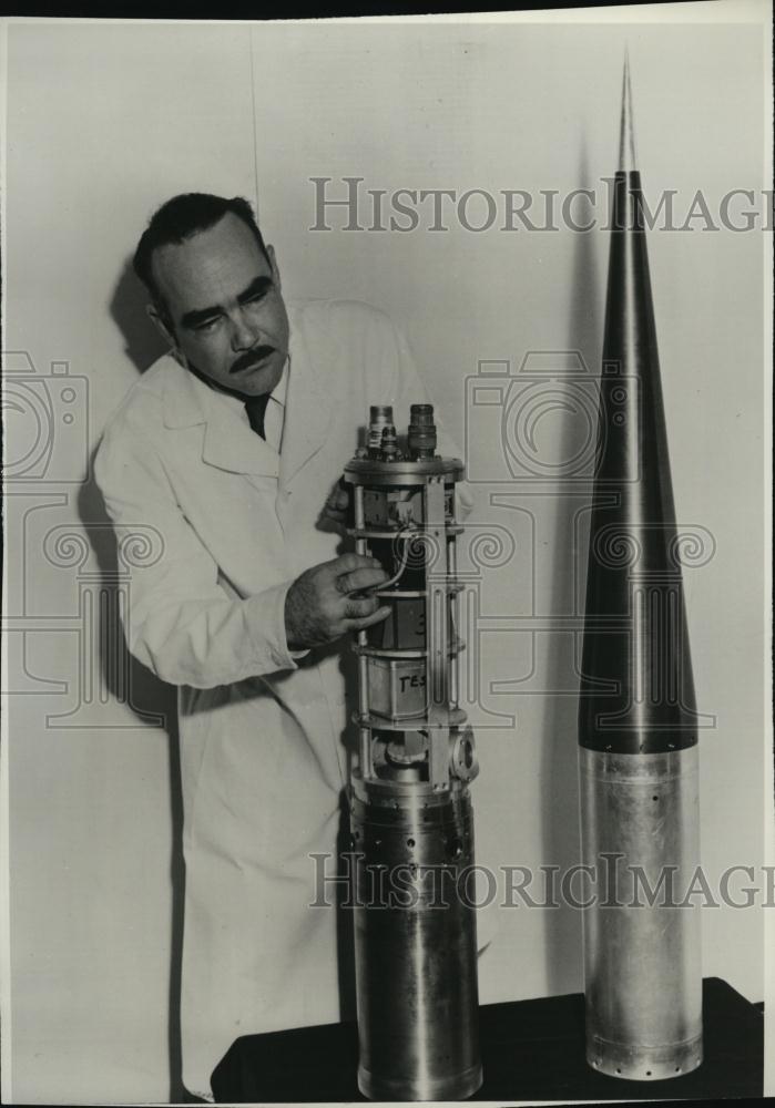 1961 Press Photo Geophysics Corporation Observational Physics Manager Manring - Historic Images