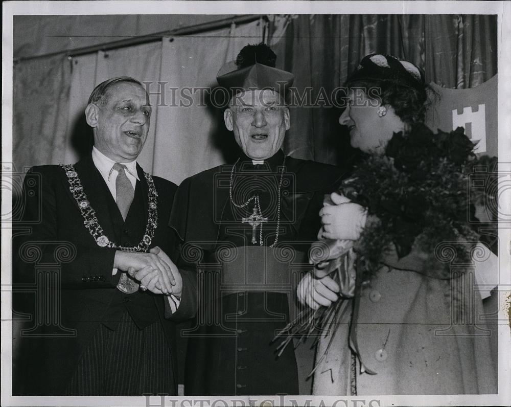 1957 Press Photo Archbishop Cushing,Dublin's Lord Mayor Briscoe & wife, Lillian - Historic Images