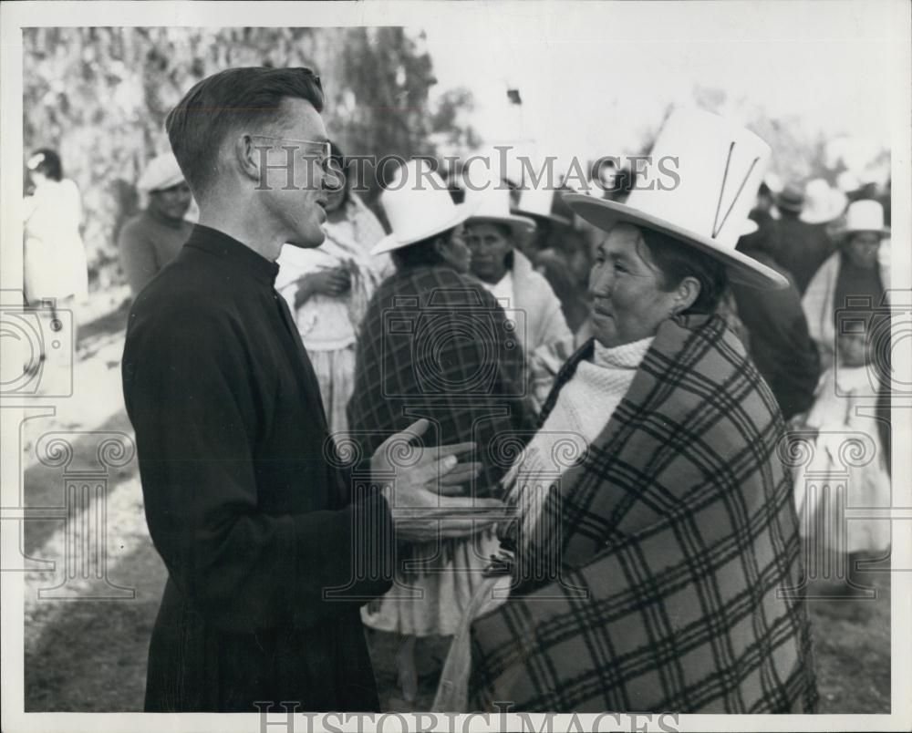 1947 Press Photo Quechna Indians & Father John Lawler - RSL00273 - Historic Images