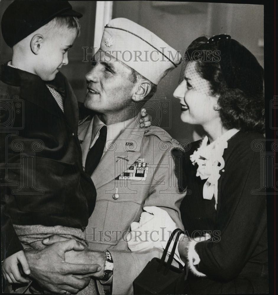 1953 Press Photo Major Filmore McAbee &amp; Family - RSL46197 - Historic Images