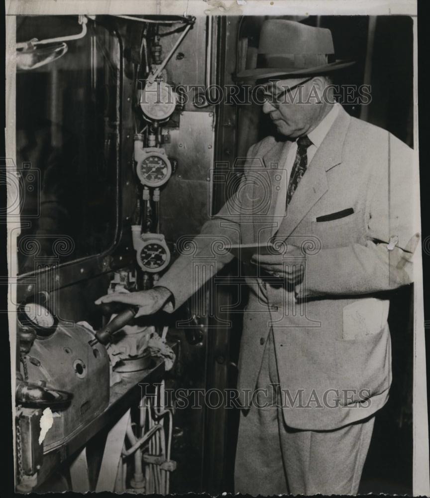 1956 Press Photo CE Milne, Public Utilities Commission, Sante Fe Train Derails - Historic Images