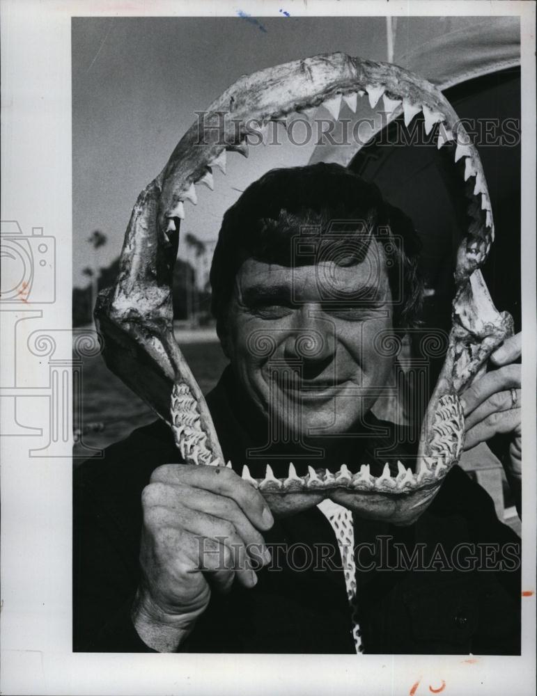 1976 Press Photo Ken Zeigler &amp; set of shark jaws from Venezuela - RSL91401 - Historic Images