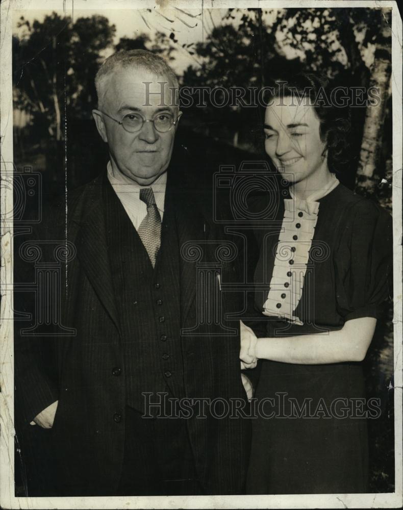 1939 Press Photo Dr Alan F Dafoe Maryarie McBride - RSL44687 - Historic Images