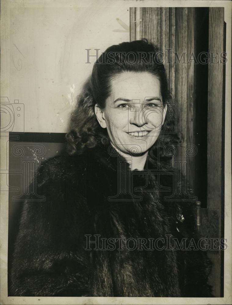 1946 Press Photo Mildred Smith after being victim of Holdup - RSL43985 - Historic Images