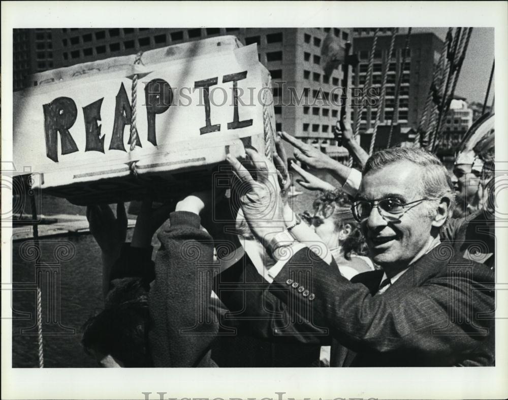 Press Photo Sen Ray Shamie at 'Tea Party' - RSL39825 - Historic Images