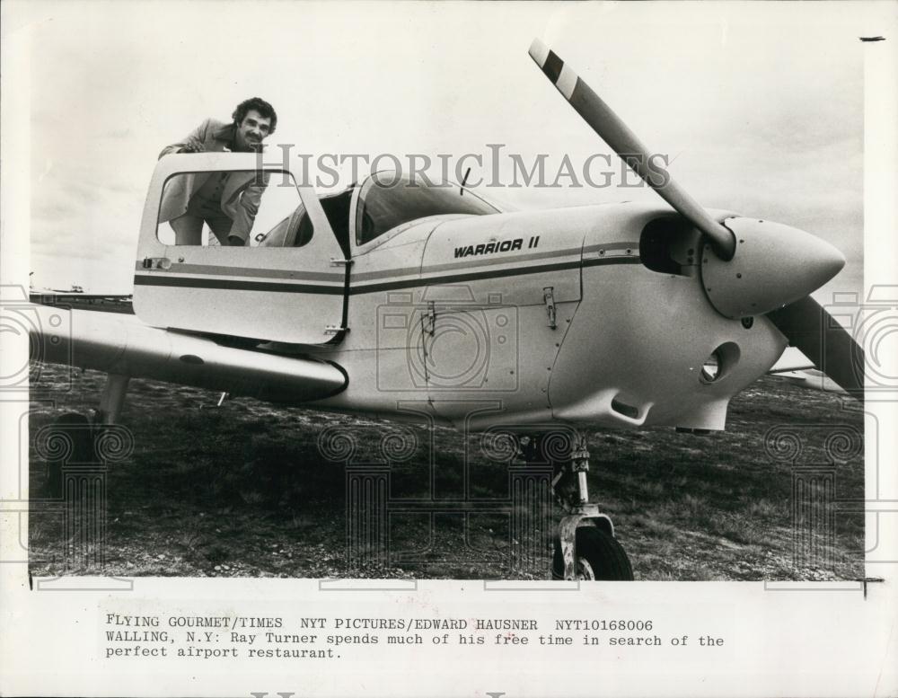 1980 Press Photo Ray Turner Creator of the &quot;Flying Gourmet&quot; Boarding Airplane - Historic Images