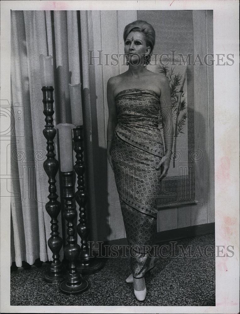 1967 Press Photo Mrs Robert Thelan Models Bare Shouldered Gown - RSL96895 - Historic Images