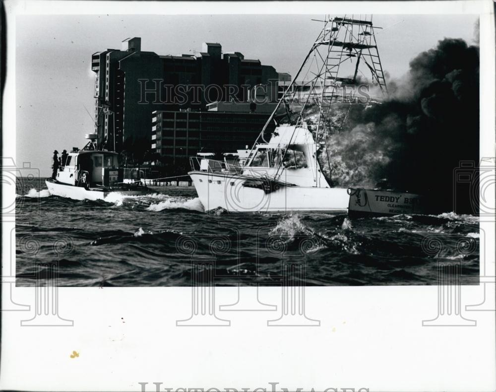 1982 Press Photo Coast Guard Tows Teddy Bear Fishing Boat, Fire, Clearwater - Historic Images