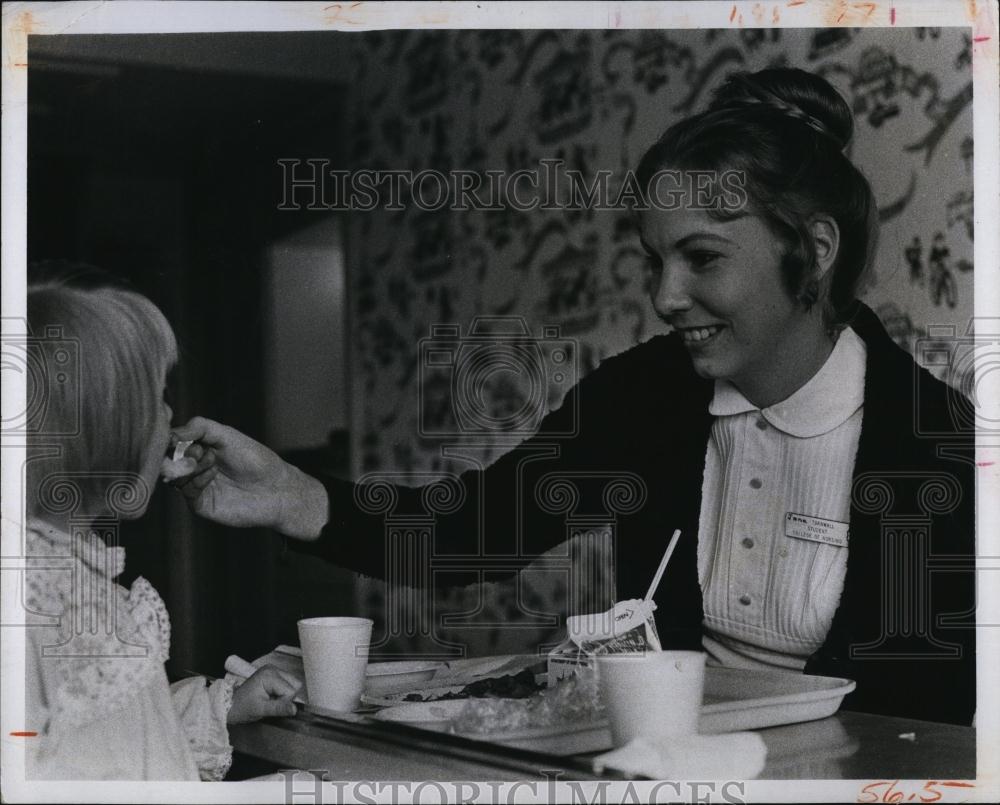 1975 Press Photo Jane Tornwall &amp; young patient at WA Shands Hospital , U of Fla - Historic Images