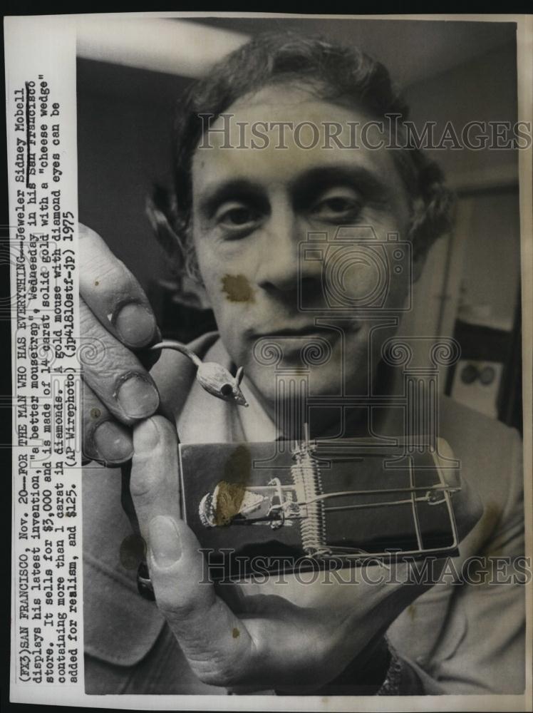 1975 Press Photo Jeweler Sidney Mobell Golden Mouse Trap with Cheese - RSL83463 - Historic Images