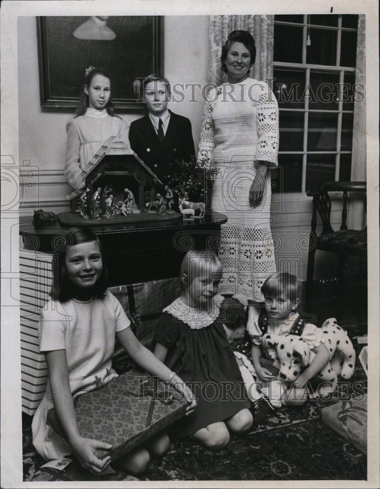 1971 Press Photo Mrs Alan B Rice &amp; Children Set Up For Christmas - RSL84711 - Historic Images