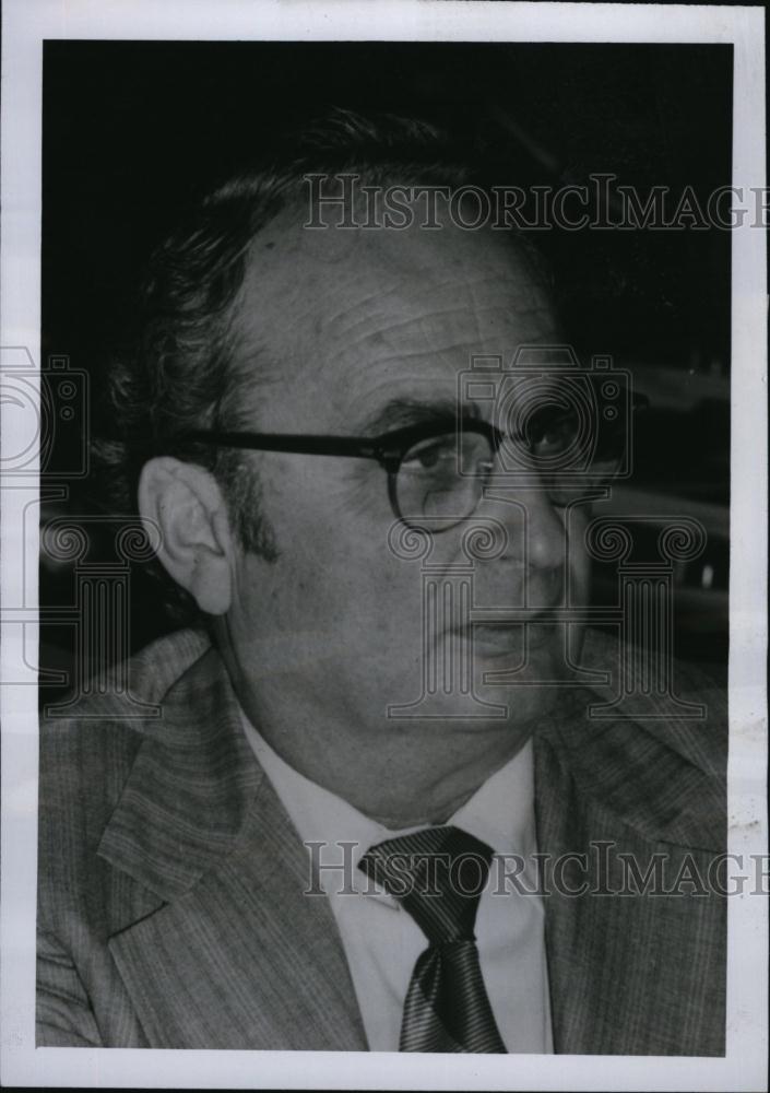 1975 Press Photo Dr Max Milner, Scientific Director, Protein Calorie Advisory - Historic Images