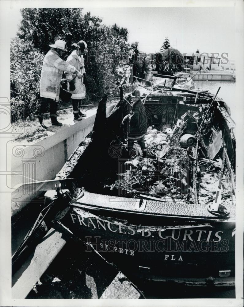 1979 Press Photo Firemen Inspect Frances and Charles Curtis Motorboat - Historic Images