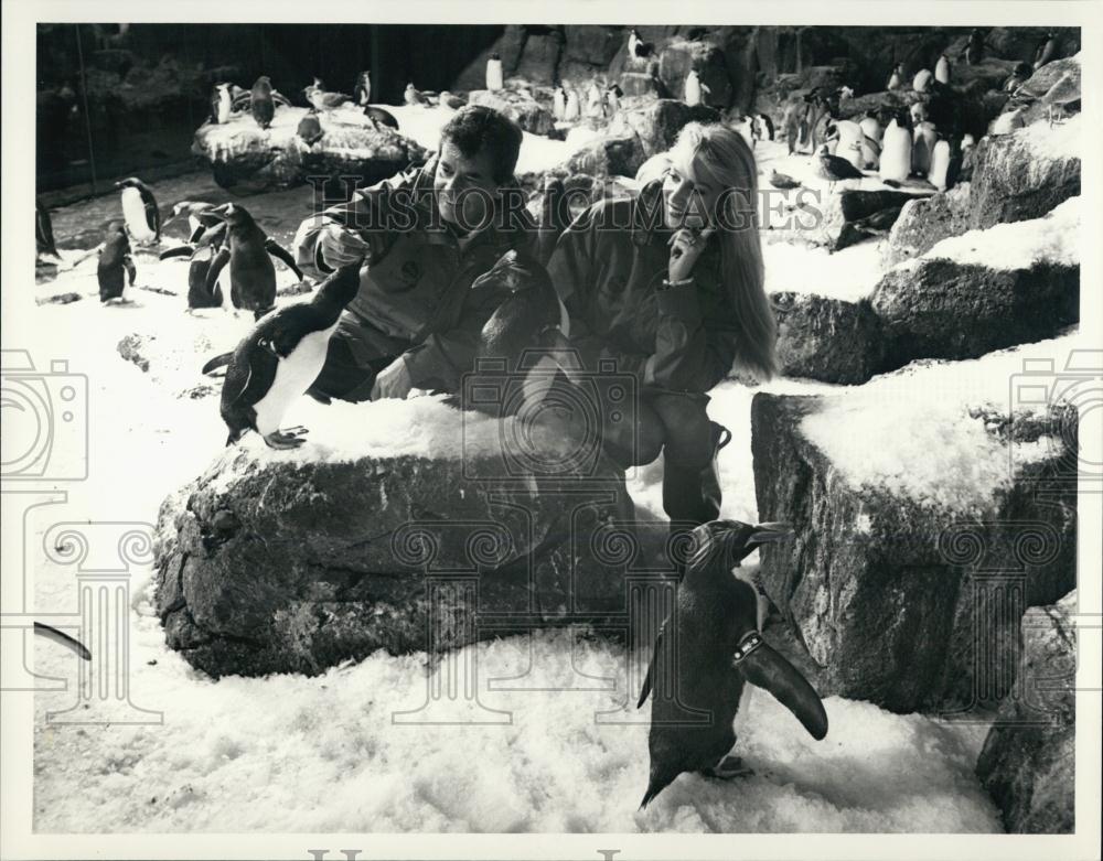 Press Photo Dick Clark Sea World - RSL05431 - Historic Images