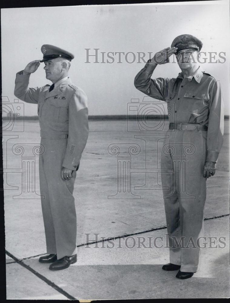 1949 Press Photo Gen Lawton Collins and Gen Douglas MacArthur in Tokyo - Historic Images