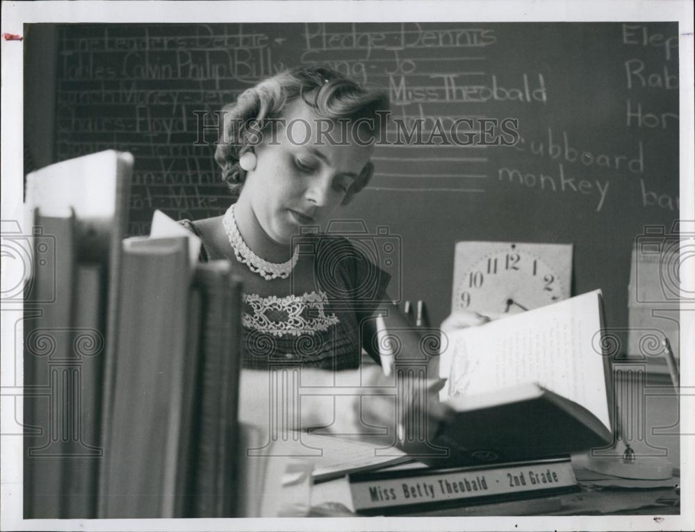 1959 Press Photo Teacher Betty Ann Theobald at Lealman Ave Elementary School - Historic Images