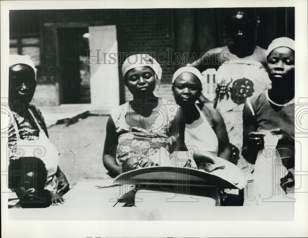 Press Photo Group of African weighing newborn infant child baby - RSL04669 - Historic Images