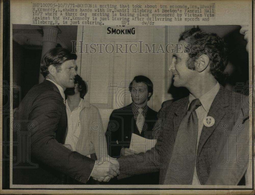 1971 Press Photo Sen Edward M Kennedy Dr Daniel Ellsbueg at meeting - Historic Images