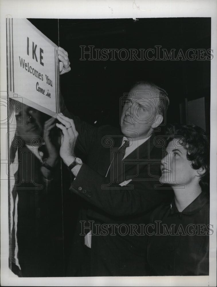 1956 Press Photo William Brinton, Mrs Maryon Davies Lewis placing an Ike sign - Historic Images