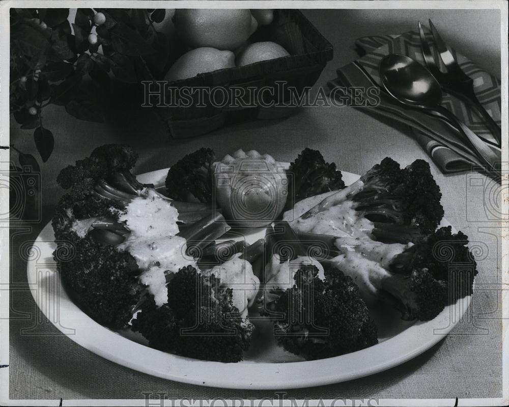 1978 Press Photo Broccoli Spears Served With Bearnaise Sauce - RSL96941 - Historic Images